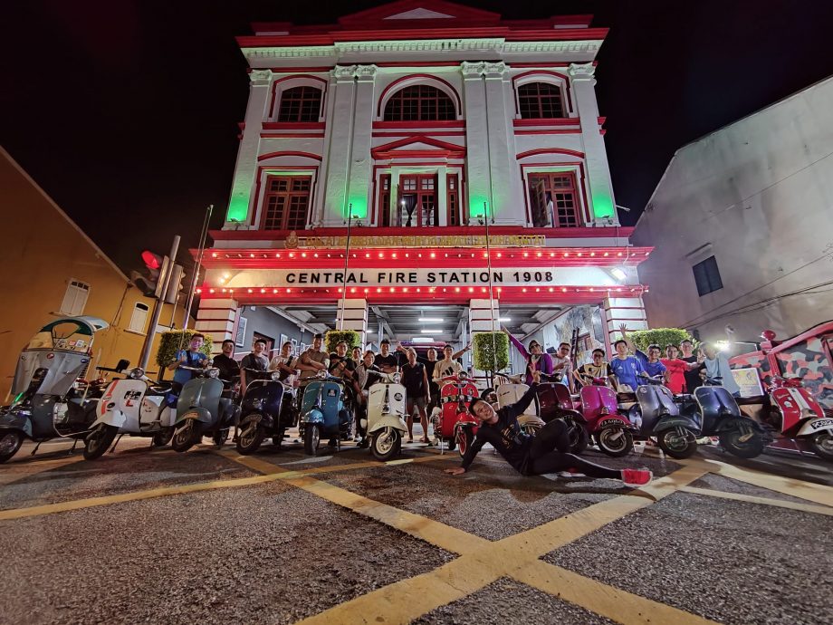 来自森州的芙蓉人陈文俊（38岁）以18天的时间，骑著威士霸从芙蓉出发去泰国曼谷再回到芙蓉，全程2300公里！