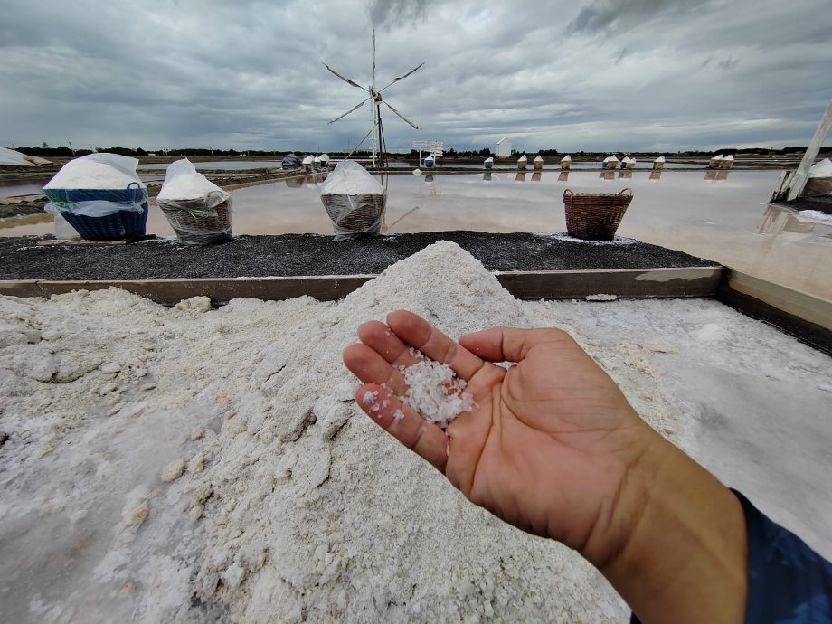 来自森州的芙蓉人陈文俊（38岁）以18天的时间，骑著威士霸从芙蓉出发去泰国曼谷再回到芙蓉，全程2300公里！