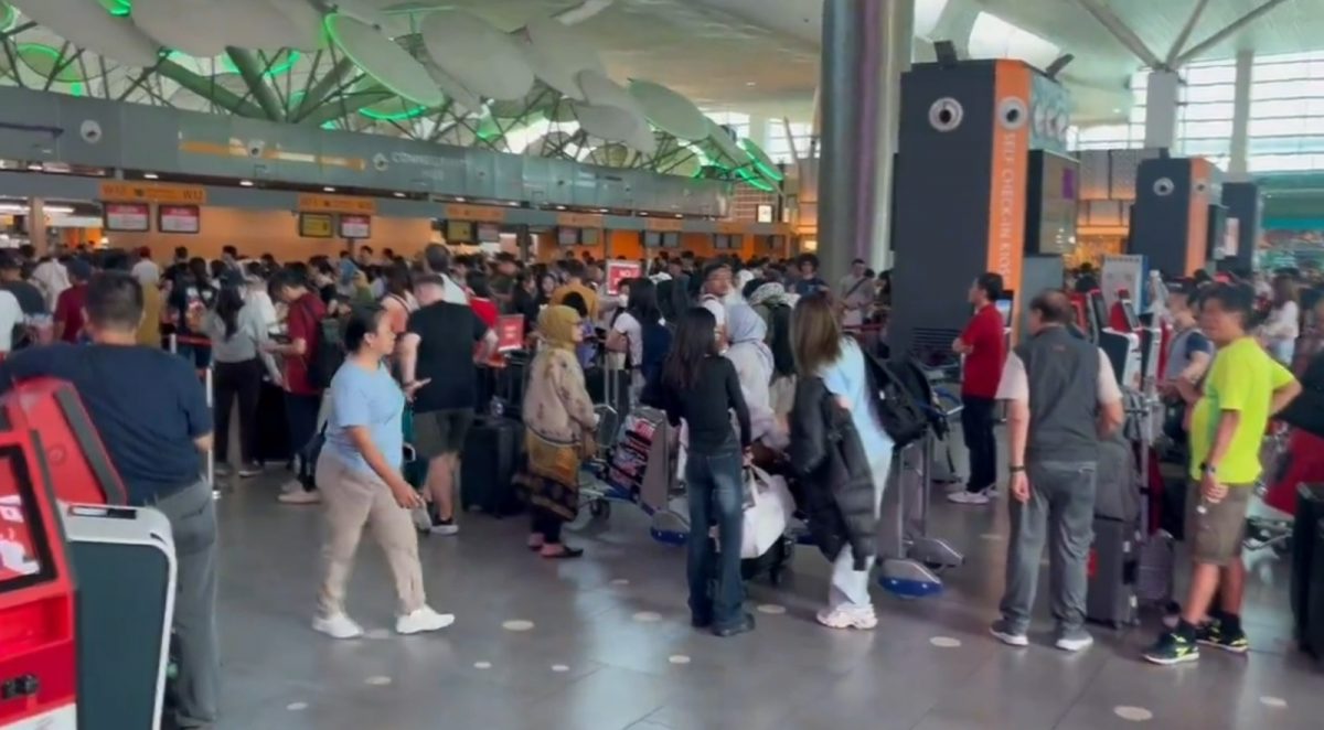 全球电脑系统宕机|KLIA2系统未恢复涌现人潮 乘客鼓噪滞留等候厅