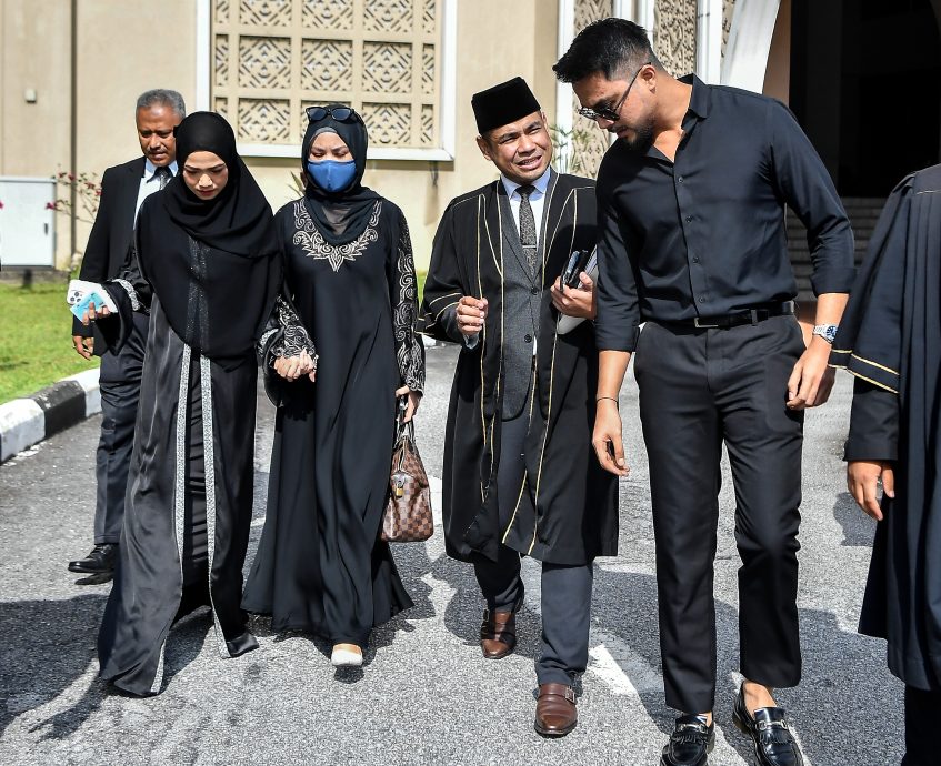 公寓幽会被抓包 男歌手和女艺人不认罪求审讯