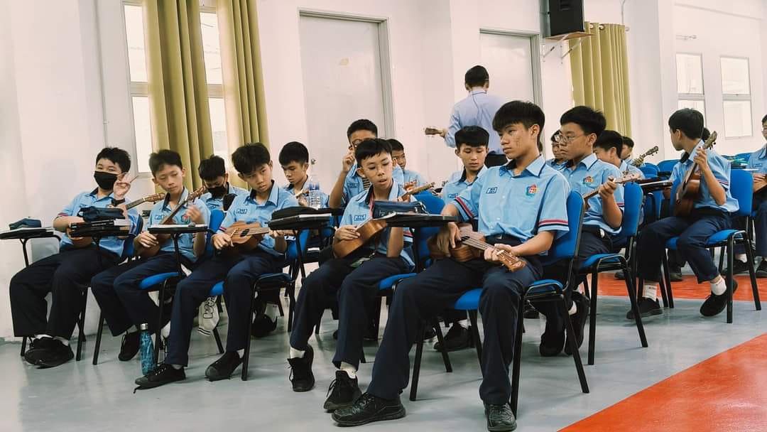 关中首次引入尤克里里教学,让音乐触手可及。