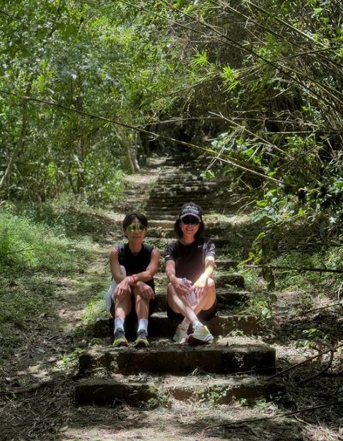 刘嘉玲PO登山照 一张桌子泄台味