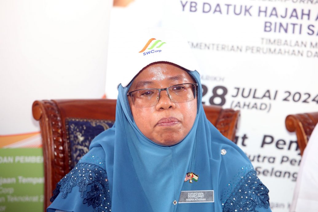 华教义演风波|(视频)拒回应马智礼促辞部长党职论 艾曼阿蒂拉:专注为人民服务