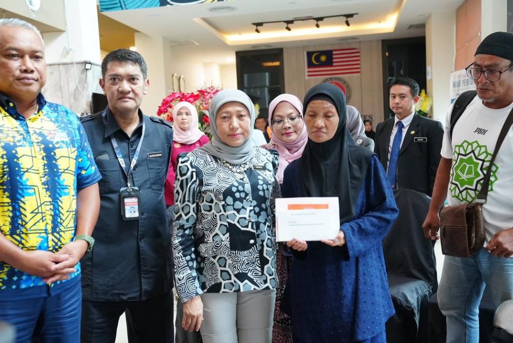 南茜苏克利移交援助金给努法拉家属