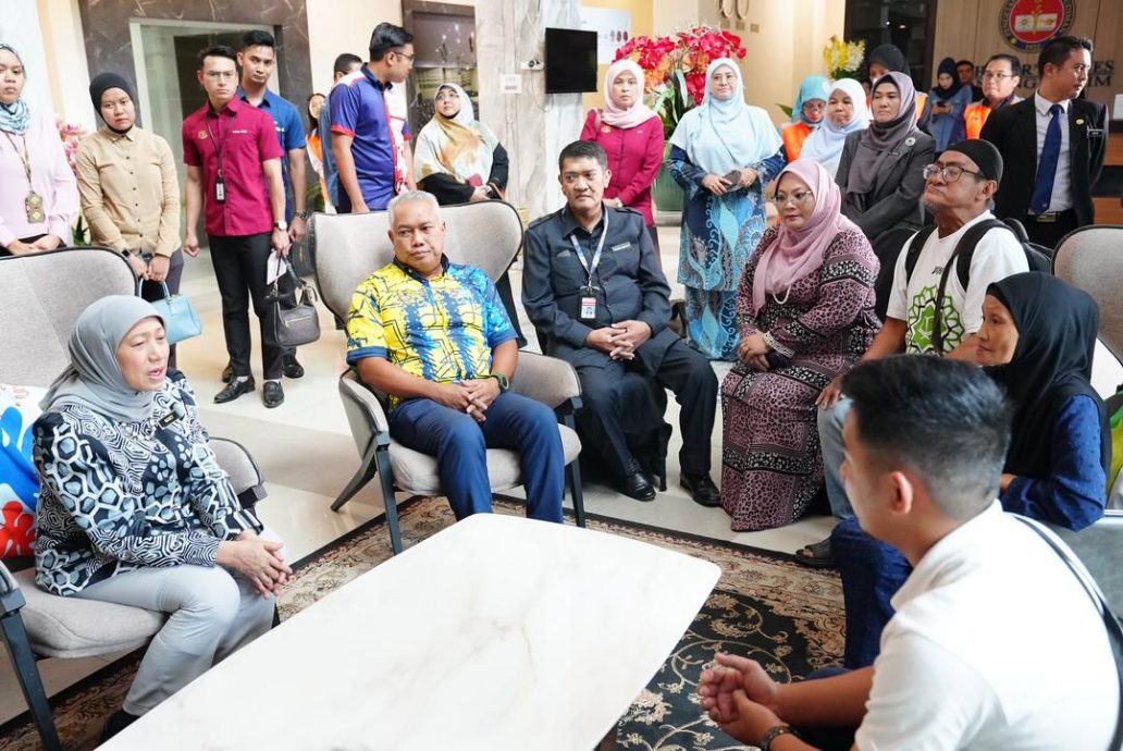 南茜苏克利移交援助金给努法拉家属