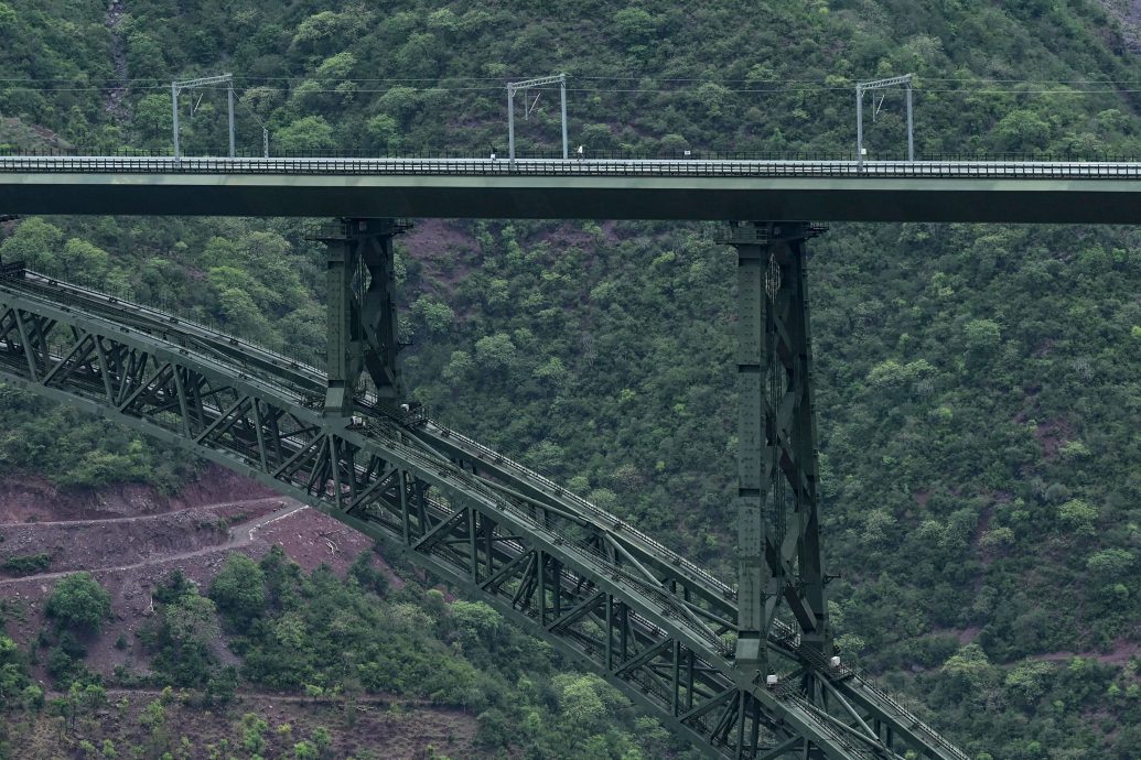 印度新建成世界最高铁路桥 有助巩固对克什米尔控制