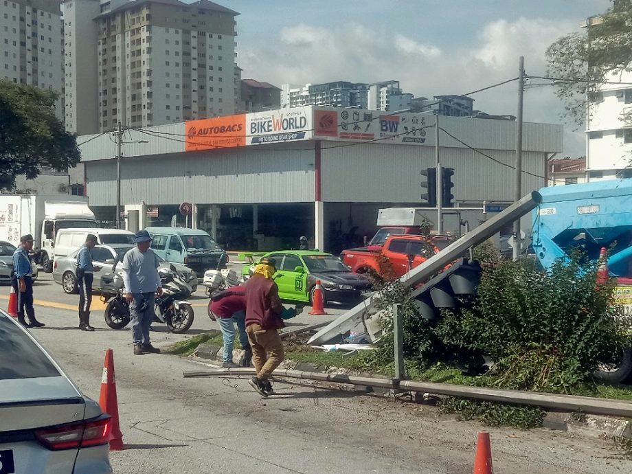 印裔男子疑酒后驾驶酿祸,撞毁电灯柱和交通灯