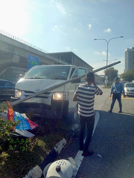印裔男子疑酒后驾驶酿祸,撞毁电灯柱和交通灯