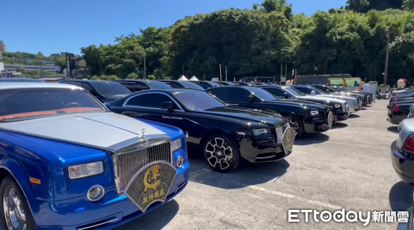 吴桐潭告别式现场曝!36劳斯莱斯+108阿法送行 黑衣人列队护送