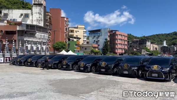 吴桐潭告别式现场曝!36劳斯莱斯+108阿法送行 黑衣人列队护送