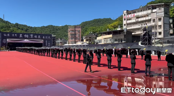 吴桐潭告别式现场曝!36劳斯莱斯+108阿法送行 黑衣人列队护送