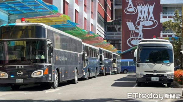 吴桐潭告别式现场曝!36劳斯莱斯+108阿法送行 黑衣人列队护送