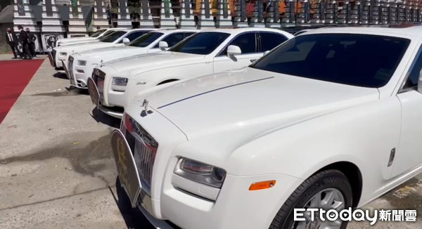 吴桐潭告别式现场曝!36劳斯莱斯+108阿法送行 黑衣人列队护送