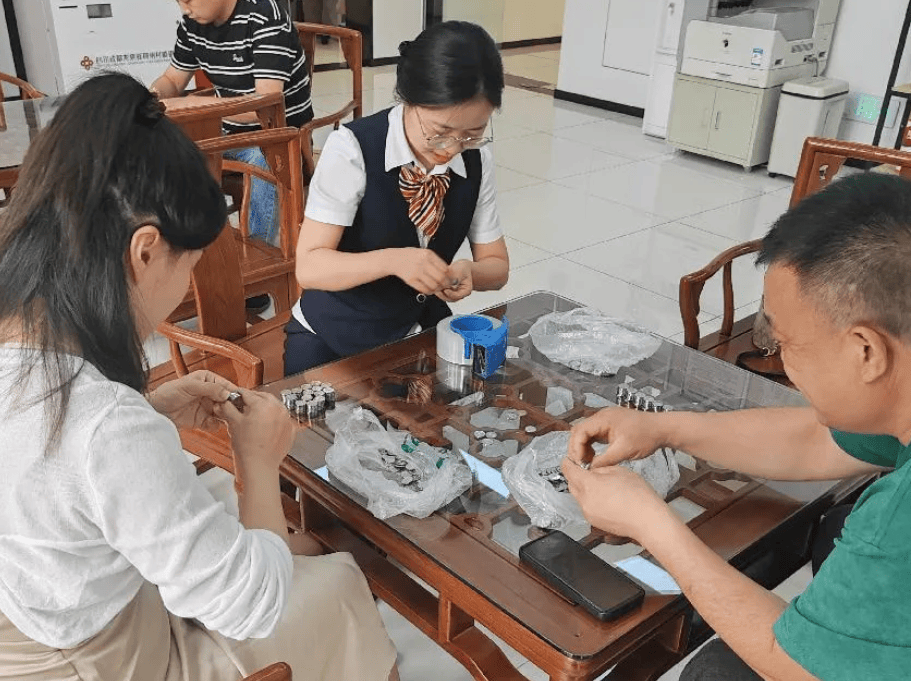 四川男子提3包麻袋硬币到法院偿还1万元欠款 法院:加罚!