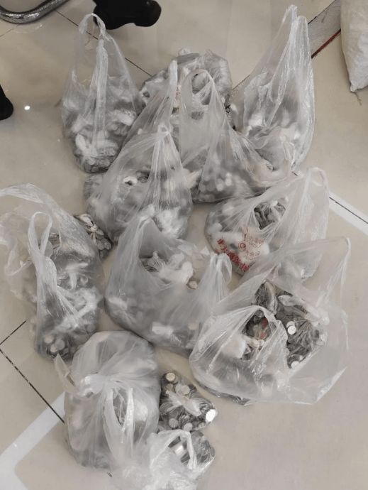 四川男子提3包麻袋硬币到法院偿还1万元欠款 法院:加罚!