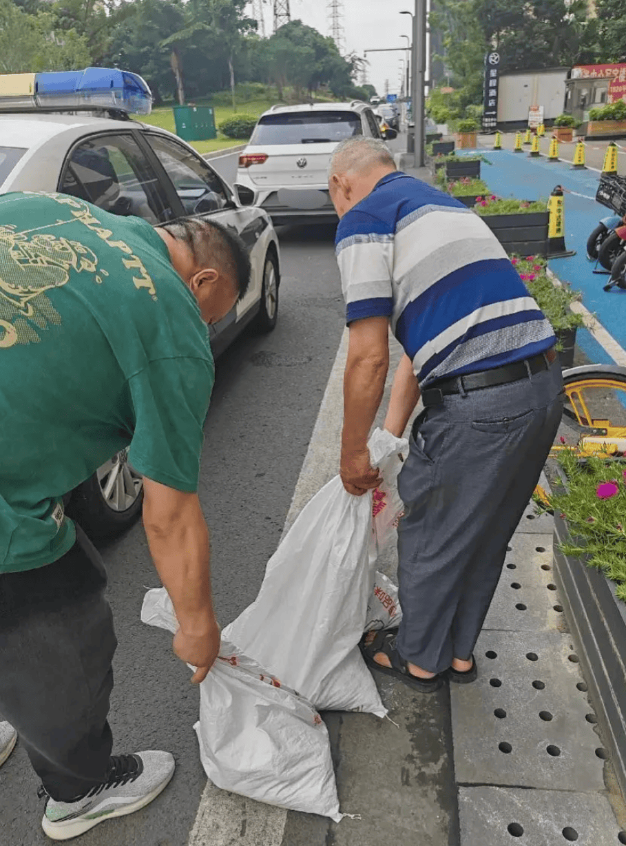 四川男子提3包麻袋硬币到法院偿还1万元欠款 法院:加罚!