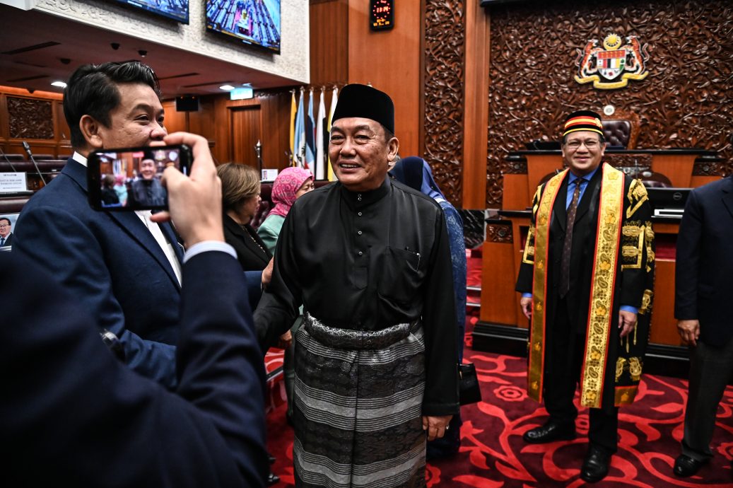 国会(有2图)/阿旺比米宣誓为新任国会上议院主席.接替离世的姆当达加