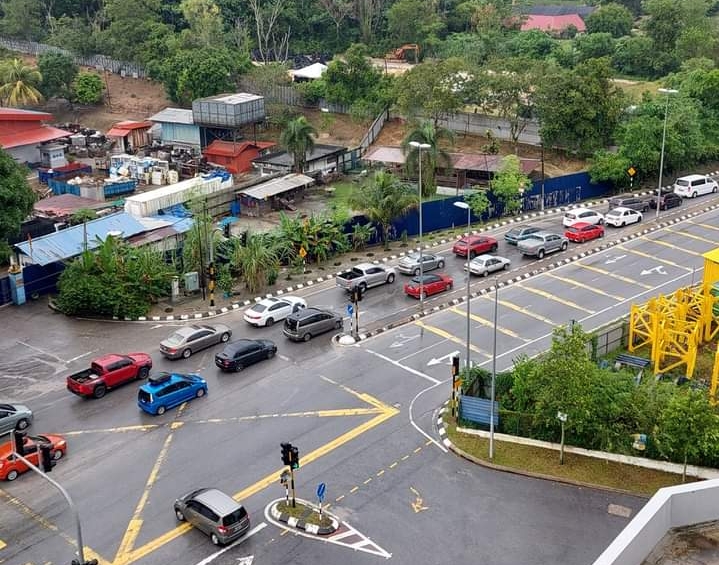 大都会/乌冷路塞车,都是榴梿惹得祸?