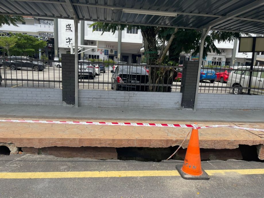 大都会/加影育华中学校园外前面走道旁的沟渠崩塌逾3个月后不见抢修