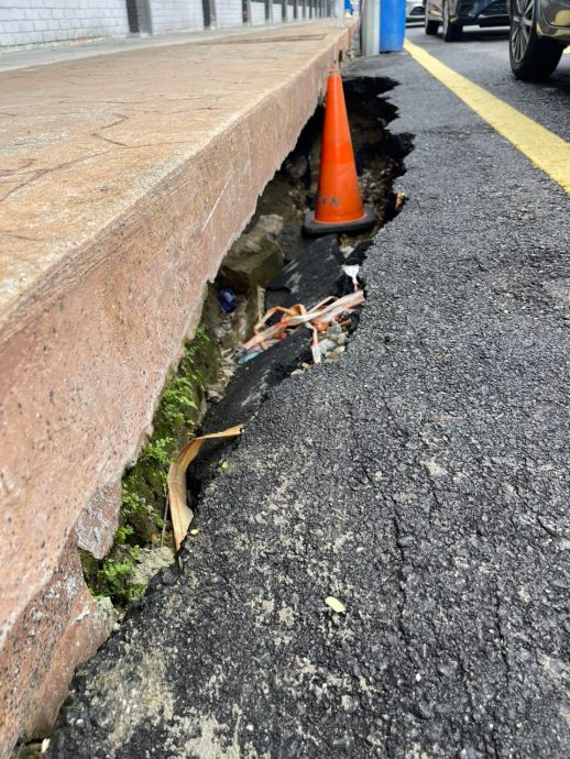 大都会/加影育华中学校园外前面走道旁的沟渠崩塌逾3个月后不见抢修