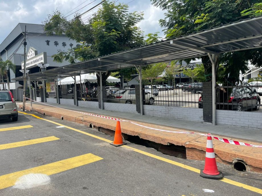 大都会/加影育华中学校园外前面走道旁的沟渠崩塌逾3个月后不见抢修