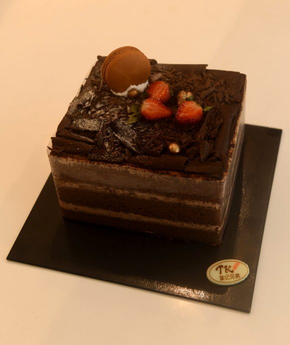 大都会/封面/可可粉涨价 民众或会吃“贵巧克力蛋糕”