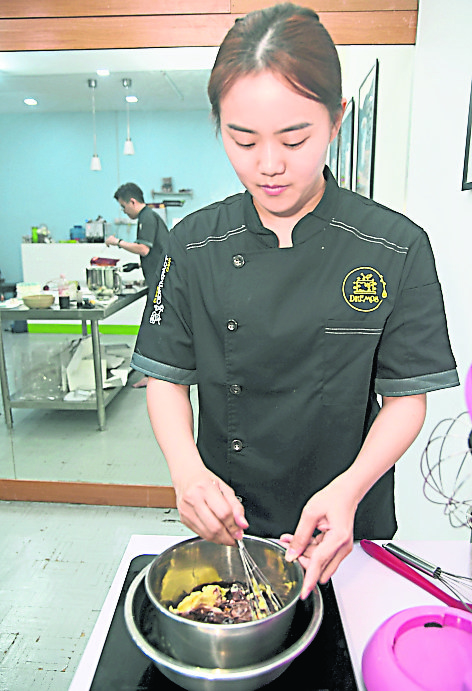 大都会/封面/可可粉涨价 民众或会吃“贵巧克力蛋糕”