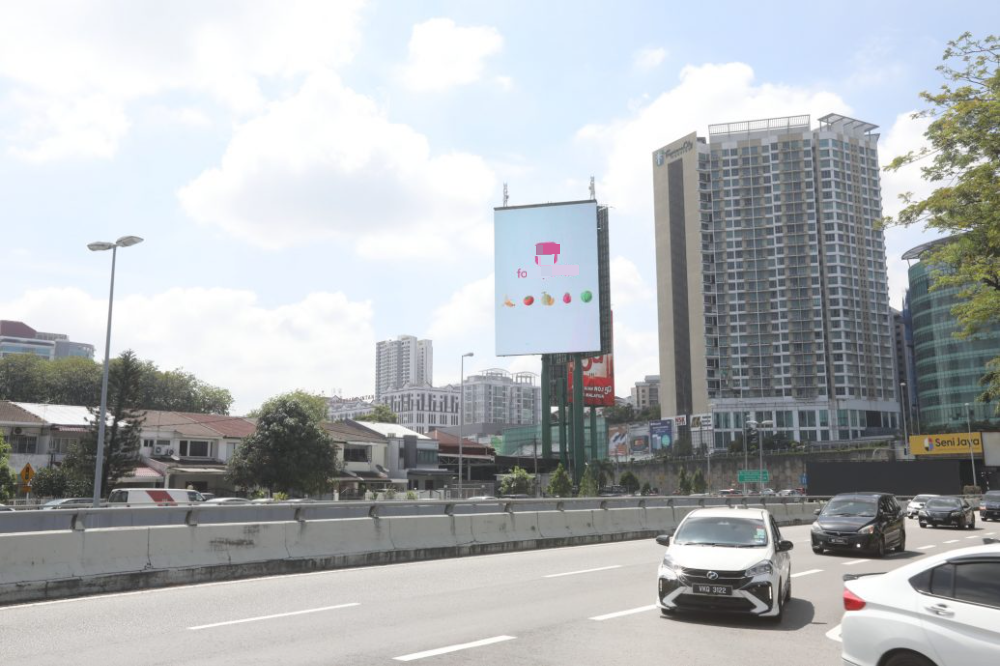 大都会封面/地方政府严格审核广告牌,以致广告收入锐减