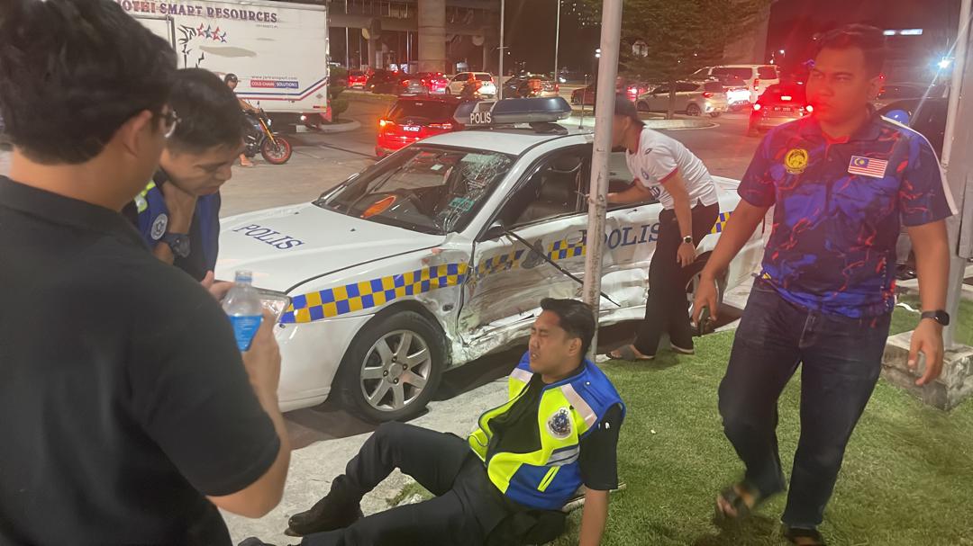 巡逻车赶往调解纠纷在交通灯遭撞2警伤