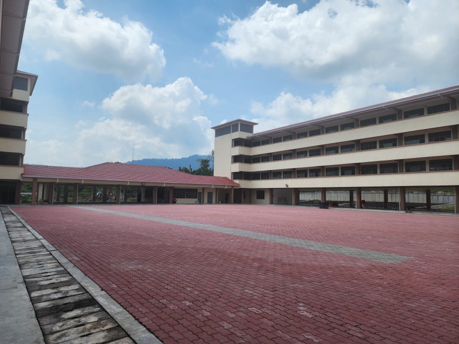 大都会/早报头/ 游佳豪联同教育部副部长特别事务官及一众建委会及董事,巡视新校舍及周边基本建设工程PC/ 3图