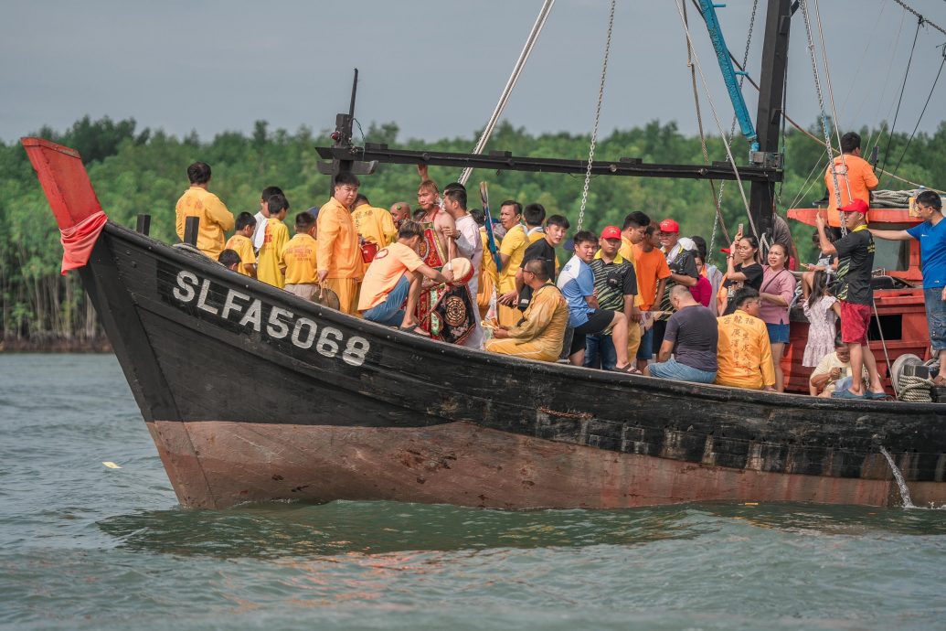 大都会:吉胆岛南天宫众神出游,逾1200人“挤爆”吉胆岛