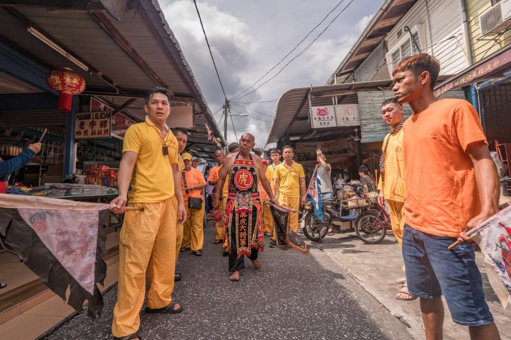 大都会:吉胆岛南天宫众神出游,逾1200人“挤爆”吉胆岛