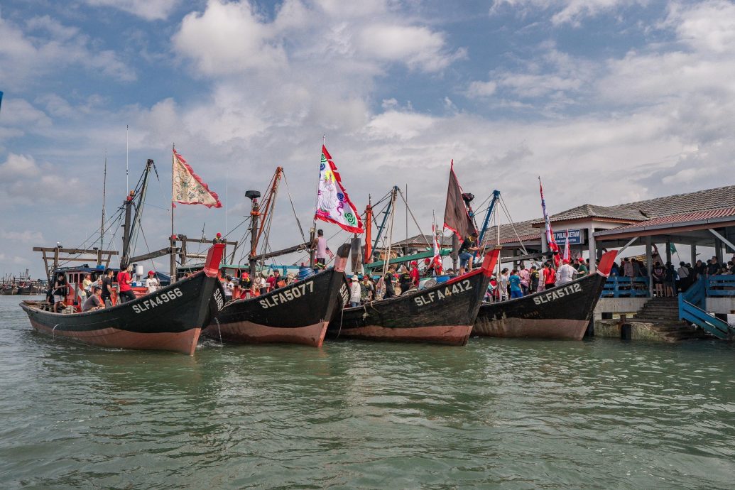 大都会:吉胆岛南天宫众神出游,逾1200人“挤爆”吉胆岛
