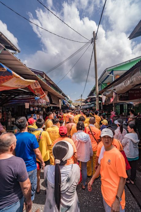 大都会:吉胆岛南天宫众神出游,逾1200人“挤爆”吉胆岛