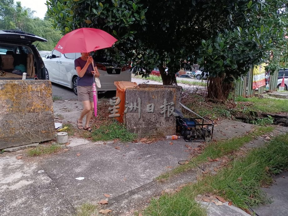 大都会/ME02头/双溪龙镇夜市场摆卖地点旁的大沟出现“杀人洞”，2人踩空跌落