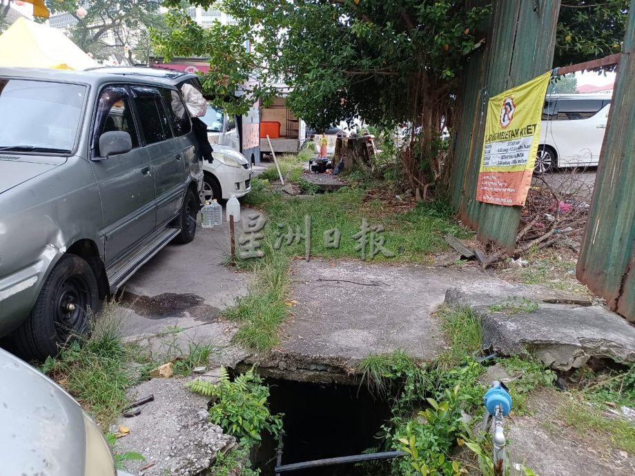 大都会/ME02头/双溪龙镇夜市场摆卖地点旁的大沟出现“杀人洞”，2人踩空跌落
