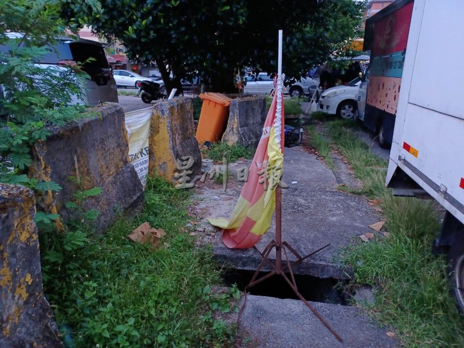 大都会/ME02头/双溪龙镇夜市场摆卖地点旁的大沟出现“杀人洞”，2人踩空跌落