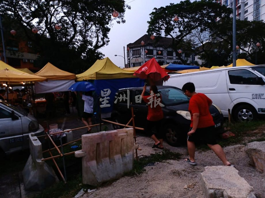 大都会/ME02头/双溪龙镇夜市场摆卖地点旁的大沟出现“杀人洞”，2人踩空跌落