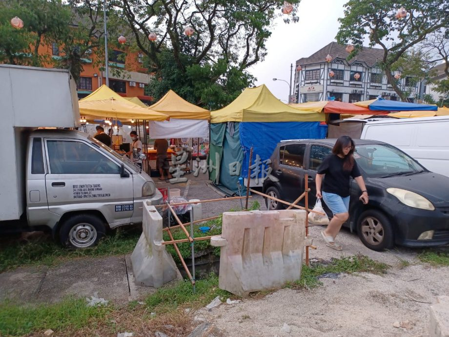 大都会/ME02头/双溪龙镇夜市场摆卖地点旁的大沟出现“杀人洞”，2人踩空跌落