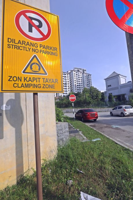 大都会/ME03头/多辆停放在LRT站路旁的车被砸镜子/8图