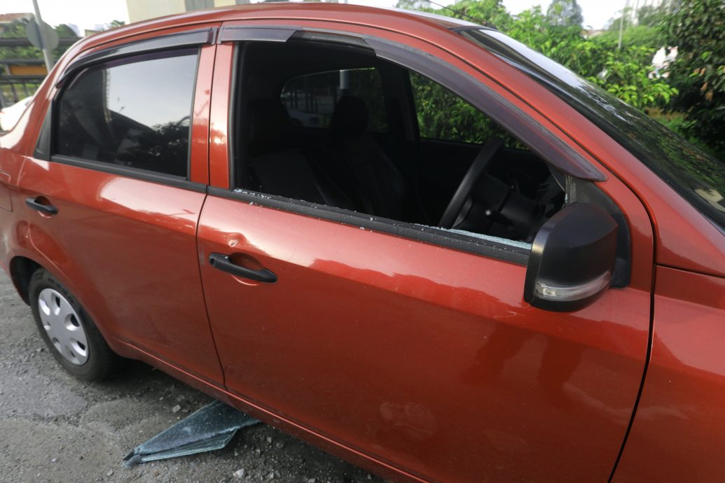 大都会/ME03头/多辆停放在LRT站路旁的车被砸镜子/8图