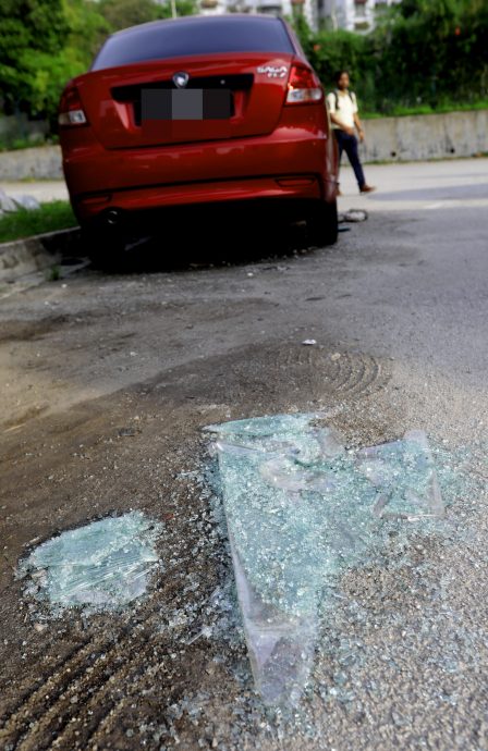 大都会/ME03头/多辆停放在LRT站路旁的车被砸镜子/8图