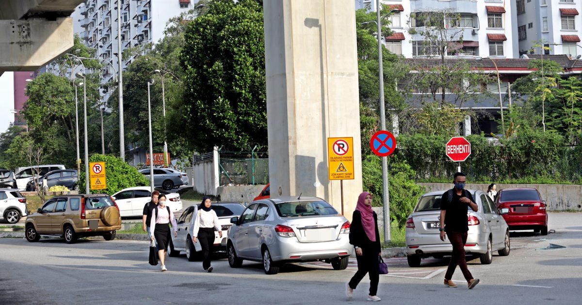 大都会/ME03头/多辆停放在LRT站路旁的车被砸镜子/8图