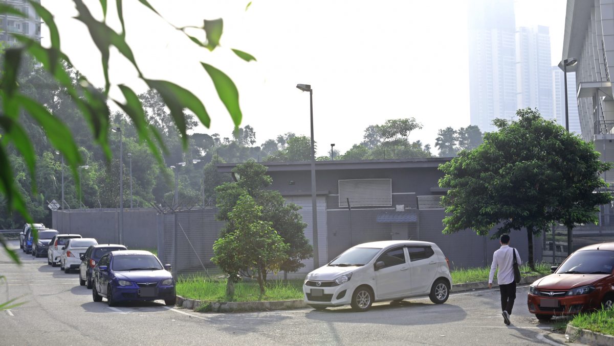 大都会/ME03头/多辆停放在LRT站路旁的车被砸镜子/8图