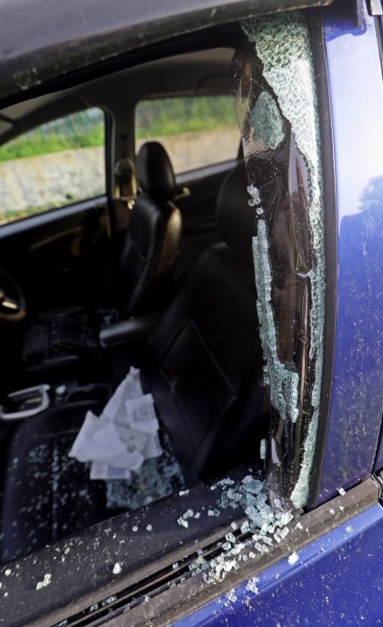 大都会/ME03头/多辆停放在LRT站路旁的车被砸镜子/8图