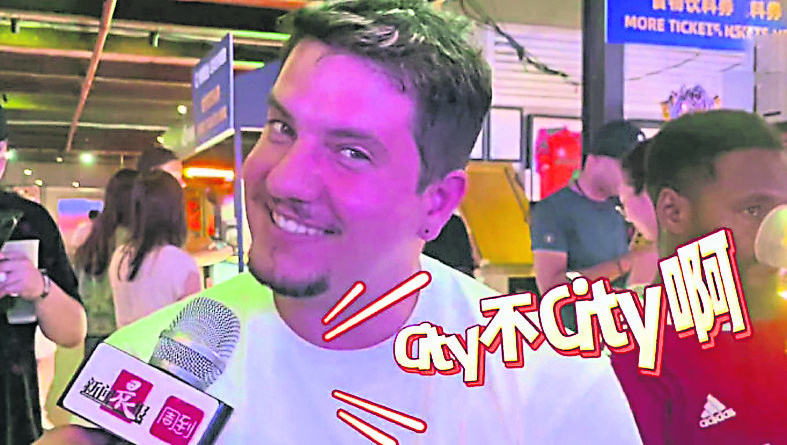 头)免签奏效 外国人访华热度升温 中国外交部:欢迎大家来中国