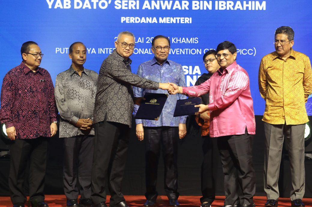 封面副文∕安华:14万人脱离穷籍 超过政府设下的13万人目标