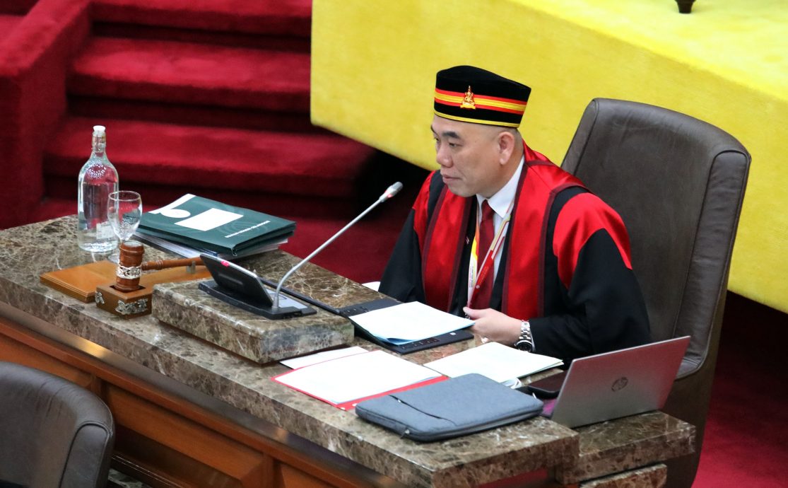 州议会/刘永山提醒议员在议会厅外发言无免控权