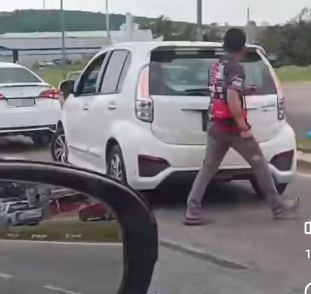 *已签发* 柔︰男子敲击对方车子,警援刑事条文查案