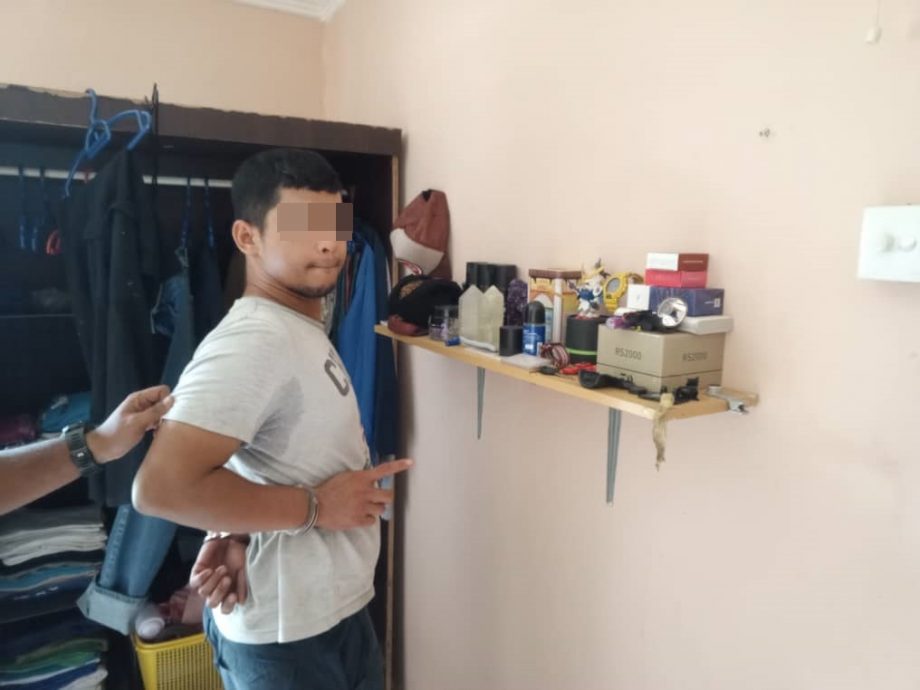 *已签发* 柔：3本地男子持刀劫2外劳 拉勿：2人落网1在逃